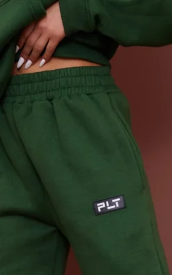 PRETTYLITTLETHING Logo Forest Green Badge Detail Straight Leg Joggers -Moden Vibe Sales Store e041e66811556d139ea44e0137ff1f5f32dc2837 cmv1200 4